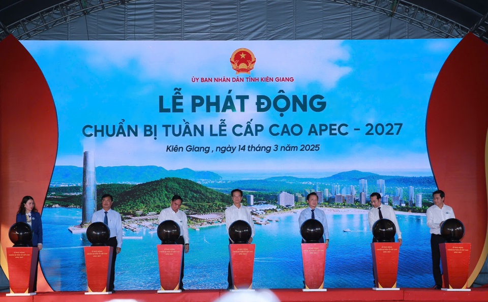 Các đại biểu thực hiện nghi thức phát động chuẩn bị tuần lễ cấp cao APEC 2027 - Ảnh: VGP/Đình Nam