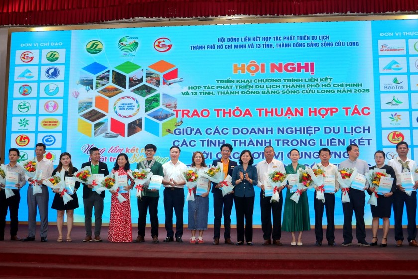 Các doanh nghiệp du lịch trao thỏa thuận hợp tác.