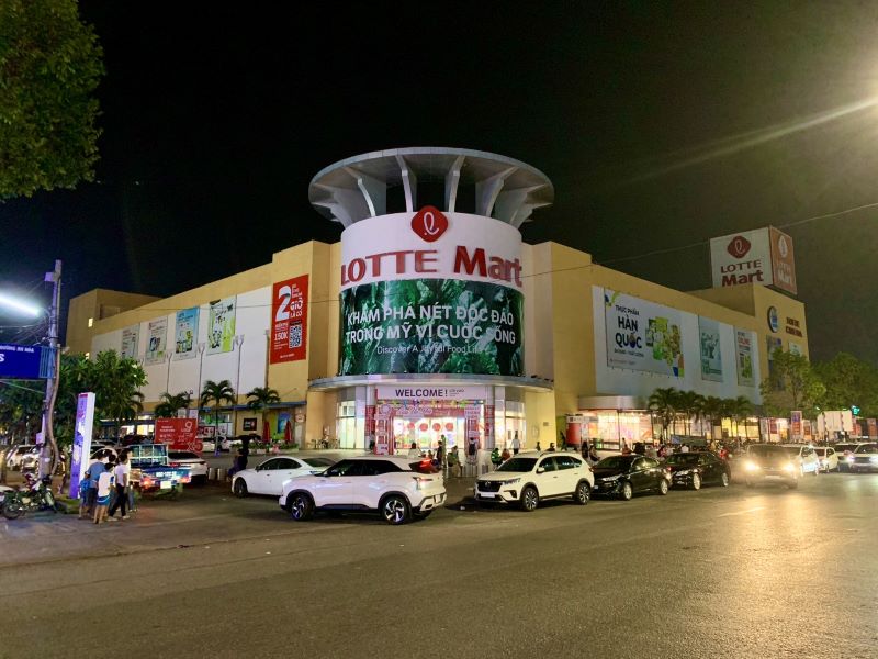 LOTTE Mart đang vận hành chuỗi 16 trung tâm thương mại tại các thành phố lớn trên cả nước, bao gồm Hà Nội, Hồ Chí Minh, Đà Nẵng, Nha Trang, Vũng Tàu, Cần Thơ và Vinh. 