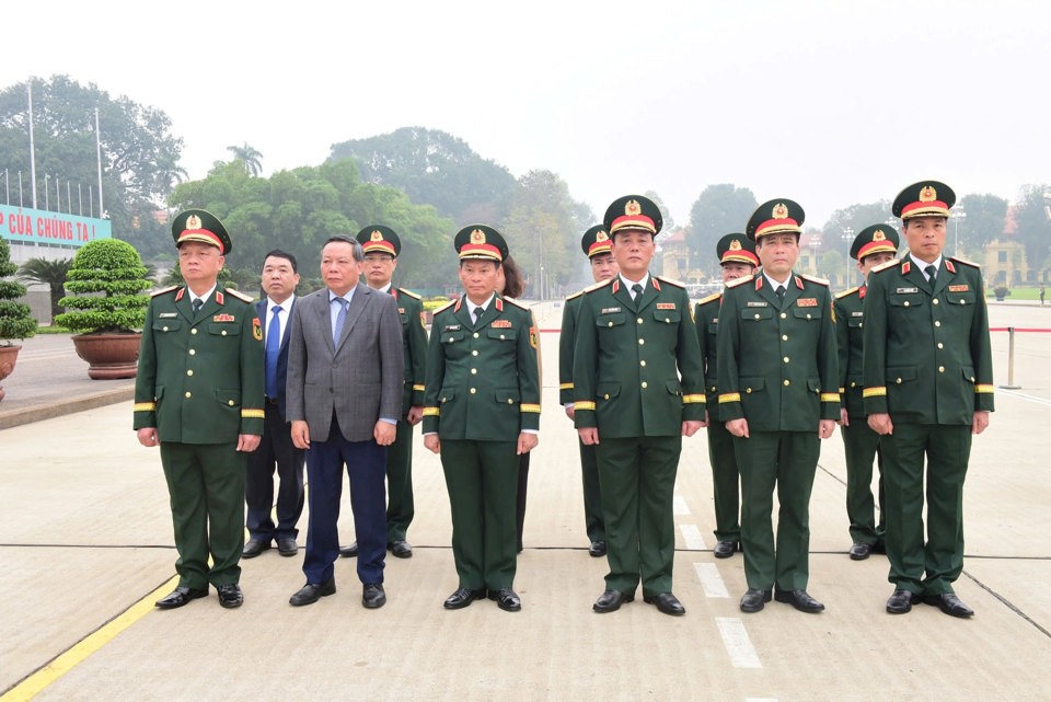 Các đồng chí lãnh đạo Bộ Quốc phòng, Thành ủy Hà Nội, Bộ Tư lệnh Thủ đô dự buổi lễ. Ảnh: Hữu Thu.