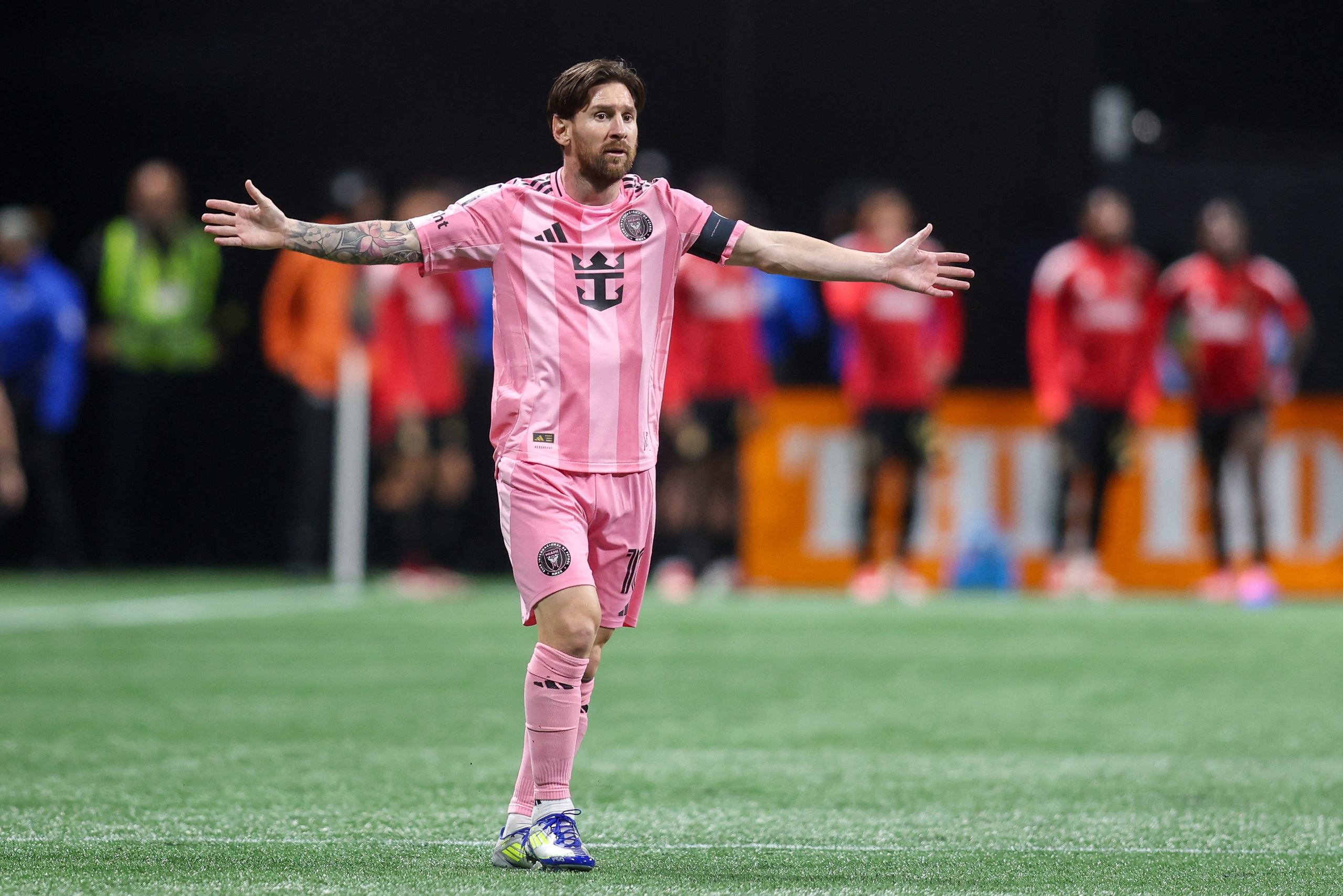 Lý do HLV Scaloni cảnh báo việc hối thúc Messi xác định dự World Cup 2026 - Ảnh 1. Lý do HLV Scaloni cảnh báo việc hối thúc Messi xác định dự World Cup 2026 - Ảnh 1.