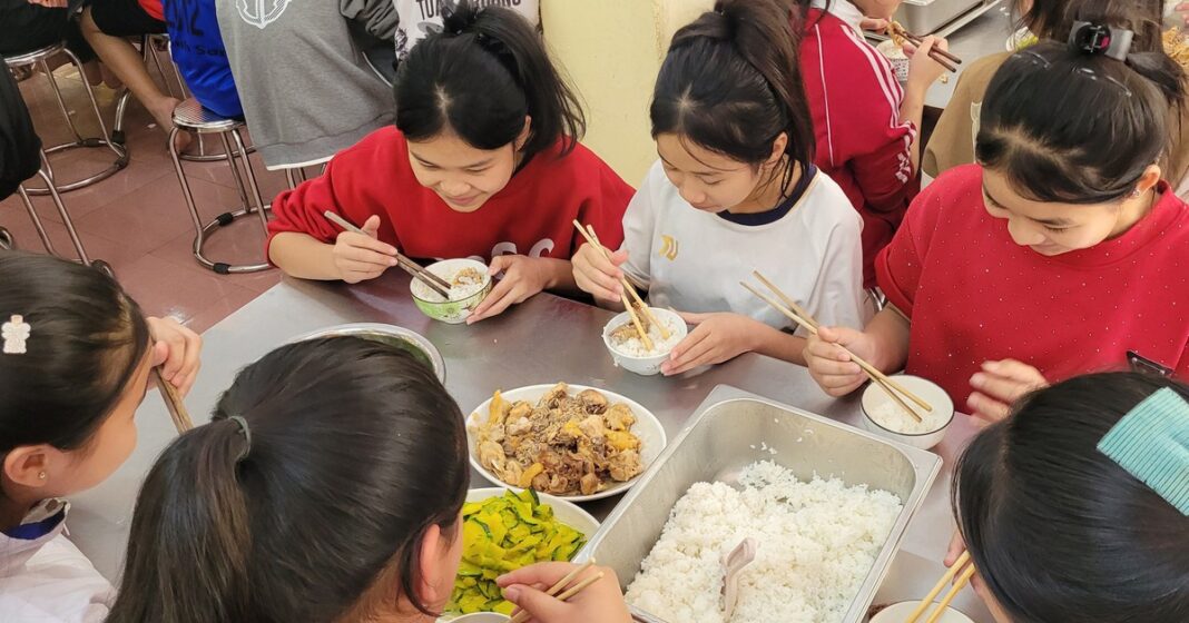 Mâm cơm 120.000 đồng của học sinh trường nội trú ở Thanh Hóa
