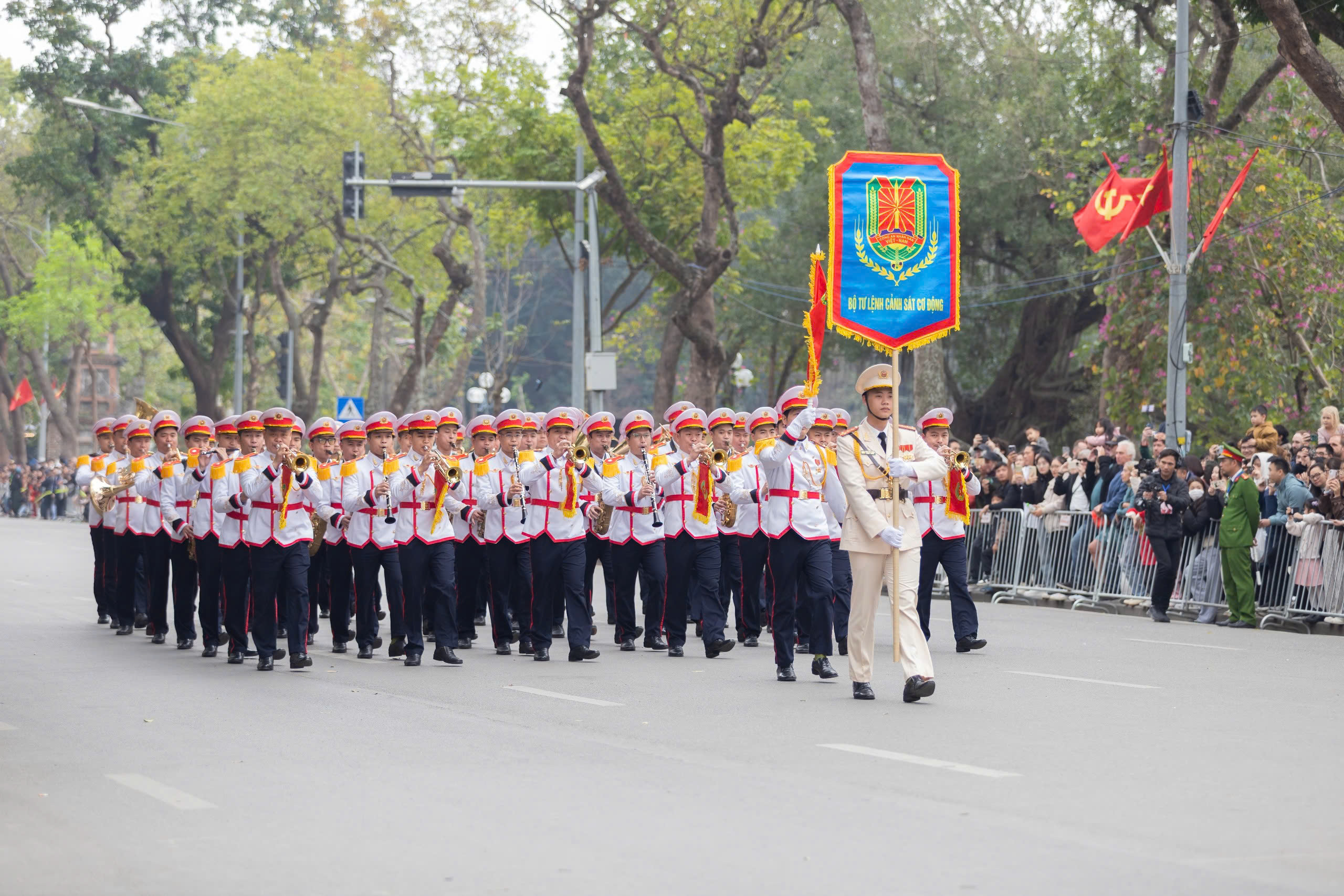 Mãn nhãn với màn trình diễn kỵ binh, cảnh khuyển trấn áp tội phạm bên hồ Gươm- Ảnh 1.