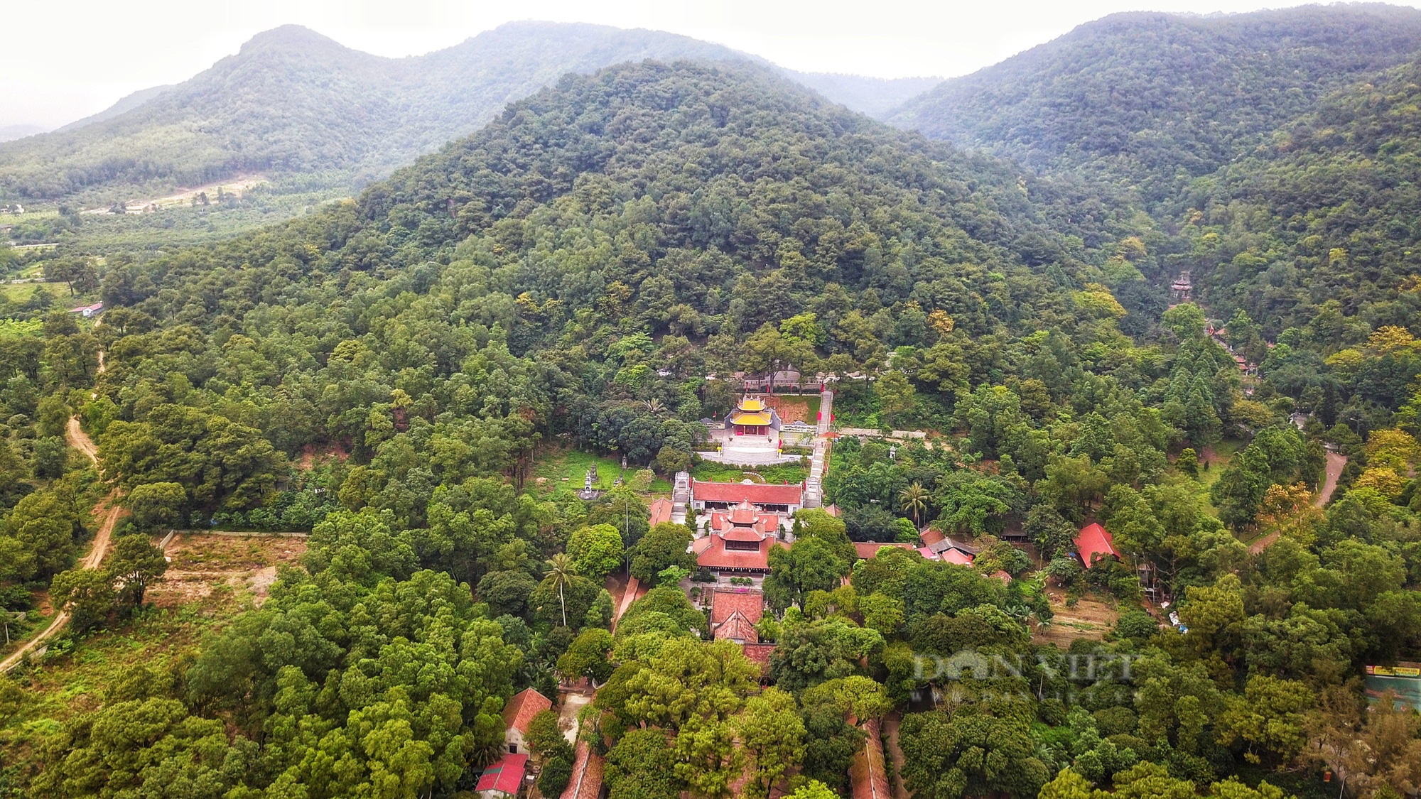 Mây mù bao phủ khu di tích danh thắng ở Hải Dương có lưng tựa núi, trước mặt là sông- Ảnh 1.