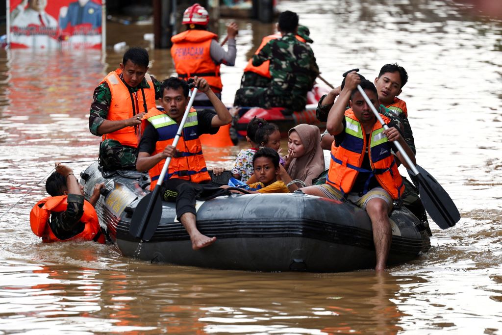 Mưa lớn gây ngập sâu đến 3 m ở thủ đô Indonesia, hàng ngàn người sơ tán - Ảnh 1.