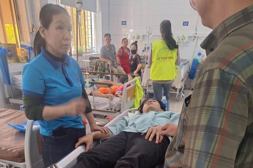 Nam sinh bị đánh hội đồng bằng hung khí ở Đồng Nai - 2 Nam sinh bị đánh hội đồng bằng hung khí ở Đồng Nai - 2