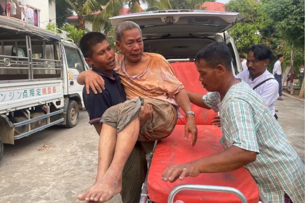 Nạn nhân động đất xếp hàng dài chờ cấp cứu ở bệnh viện thủ đô Myanmar - Ảnh 1. Nạn nhân động đất xếp hàng dài chờ cấp cứu ở bệnh viện thủ đô Myanmar - Ảnh 1.