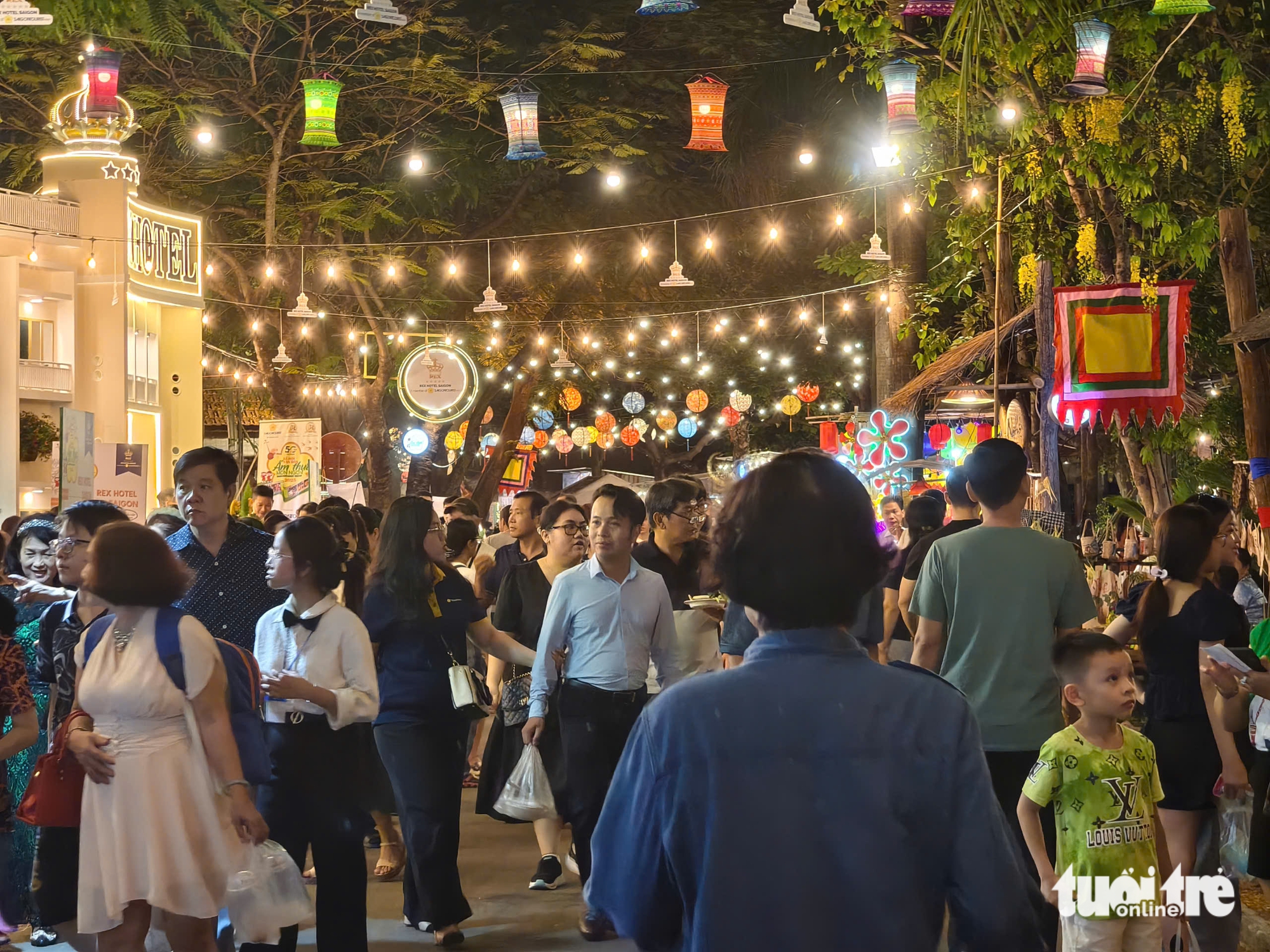 Người dân TP.HCM ùn ùn đổ về lễ hội ẩm thực Saigontourist Group 2025 - Ảnh 1.