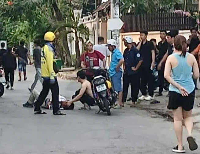 Người dân ập vào khống chế đối tượng đâm người ở Thủ Đức- Ảnh 1. Người dân ập vào khống chế đối tượng đâm người ở Thủ Đức- Ảnh 1.