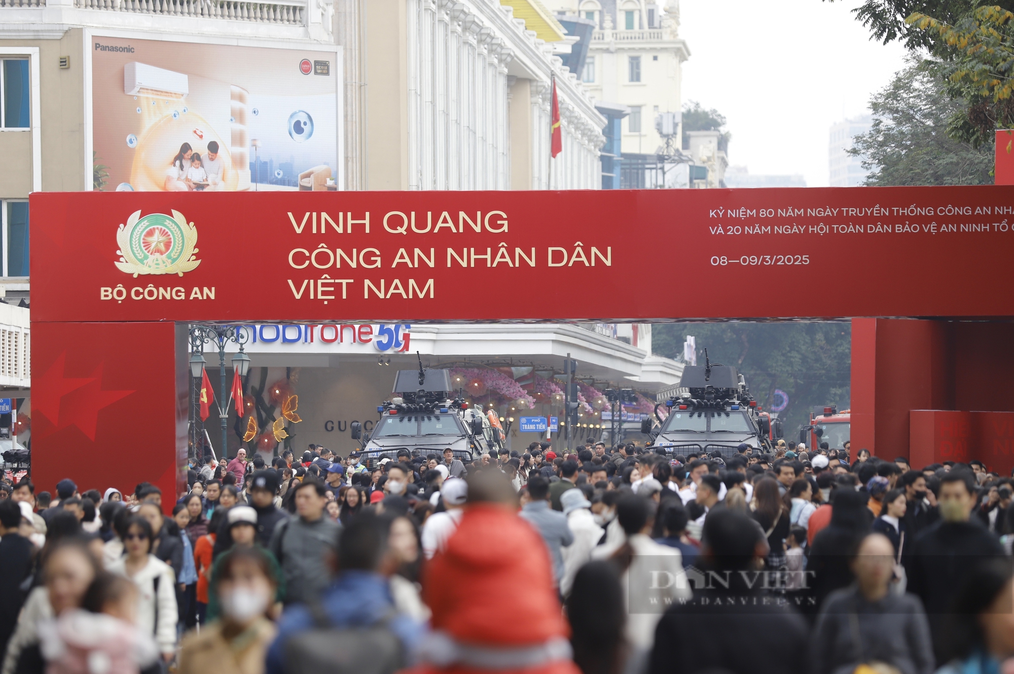 Người dân thi nhau check-in bên dàn xe khủng của công an, trẻ em phấn khích ngồi siêu mô tô tiền tỷ- Ảnh 1.