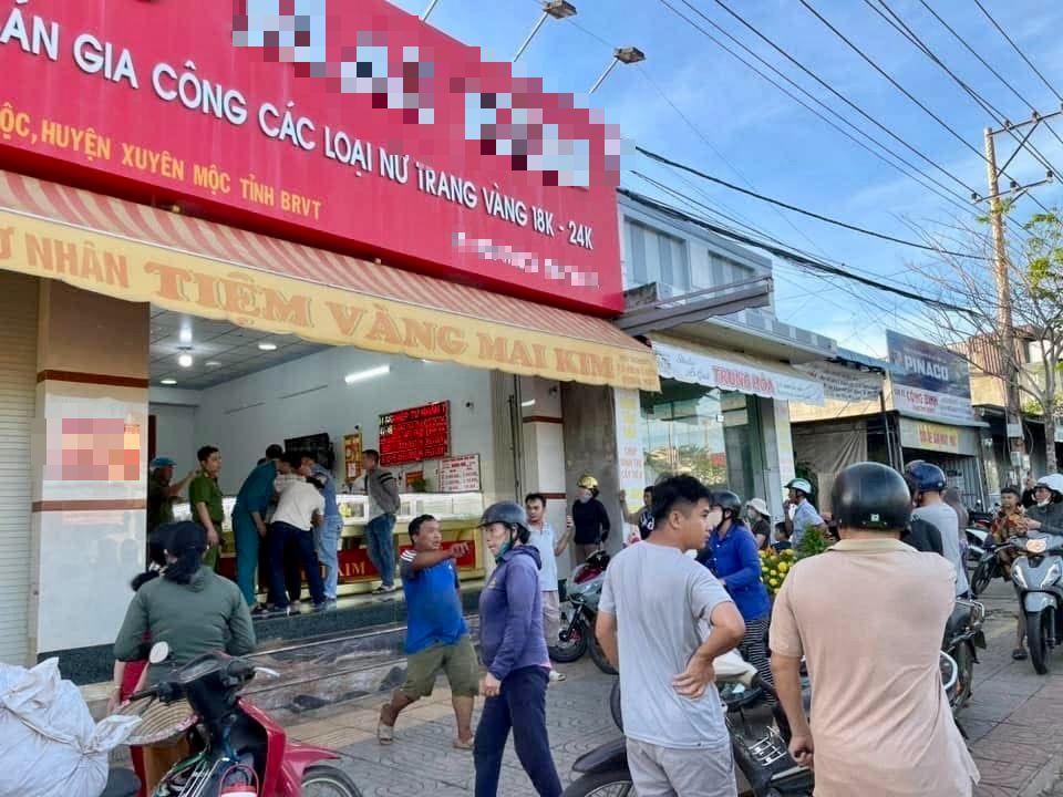 CLIP: Người dân vây bắt đối tượng cướp tiệm vàng- Ảnh 1. CLIP: Người dân vây bắt đối tượng cướp tiệm vàng- Ảnh 1.