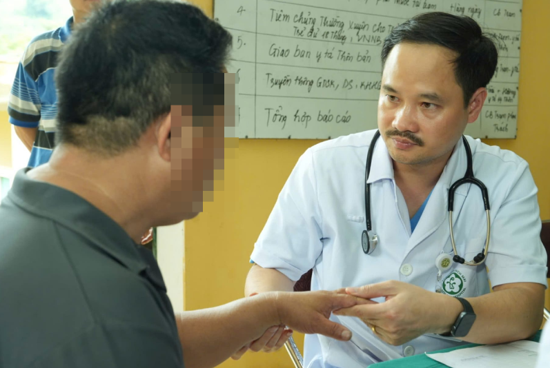 Người trẻ tàn phá cột sống cổ vì một vật bất ly thân - Ảnh 1. Người trẻ tàn phá cột sống cổ vì một vật bất ly thân - Ảnh 1.
