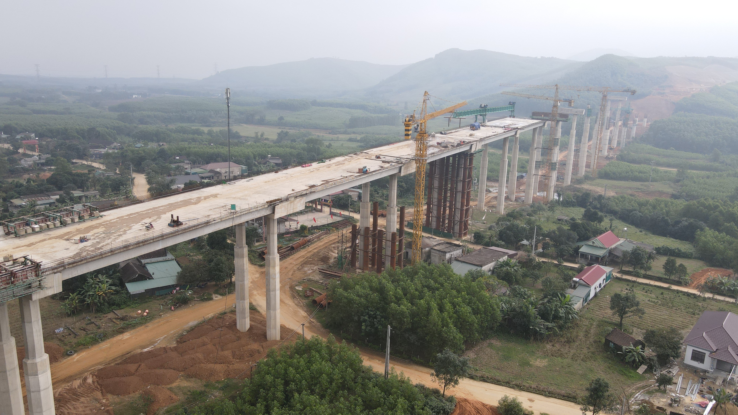 Thứ trưởng Bộ Xây dựng: Nhà thầu cao tốc không được chủ quan ở thời điểm Thứ trưởng Bộ Xây dựng: Nhà thầu cao tốc không được chủ quan ở thời điểm