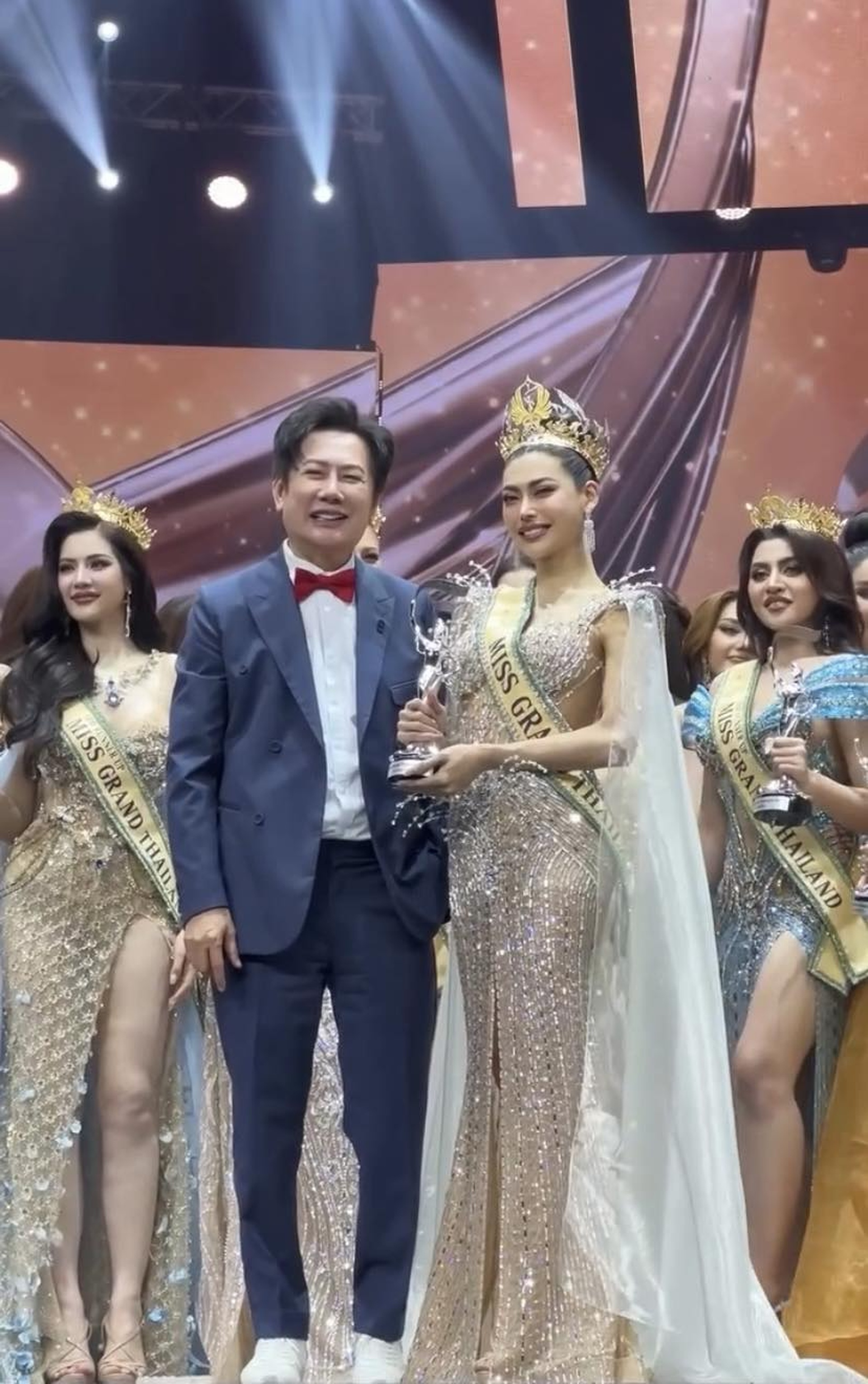 Nhan sắc cá tính và gu thời trang gợi cảm của tân Hoa hậu Hòa bình Thái Lan - 1 Nhan sắc cá tính và gu thời trang gợi cảm của tân Hoa hậu Hòa bình Thái Lan - 1