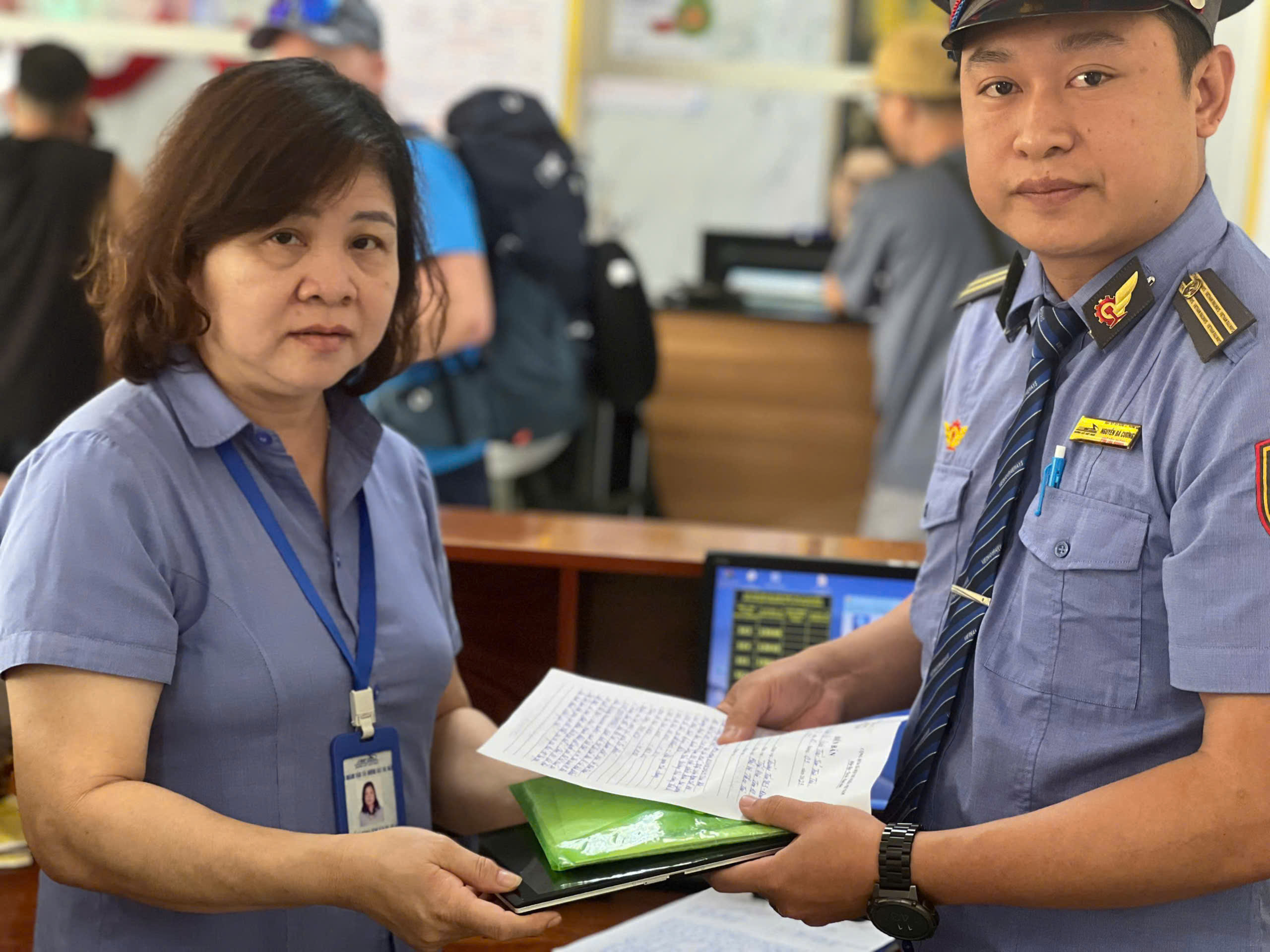 Nhặt được túi đô la trên tàu hỏa, nhân viên đường sắt liền báo cho trưởng tàu - Ảnh 1.