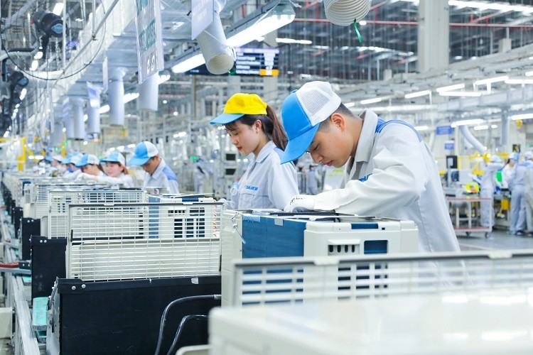 PMI tháng 2/2025: Niềm tin kinh doanh tại Việt Nam tăng