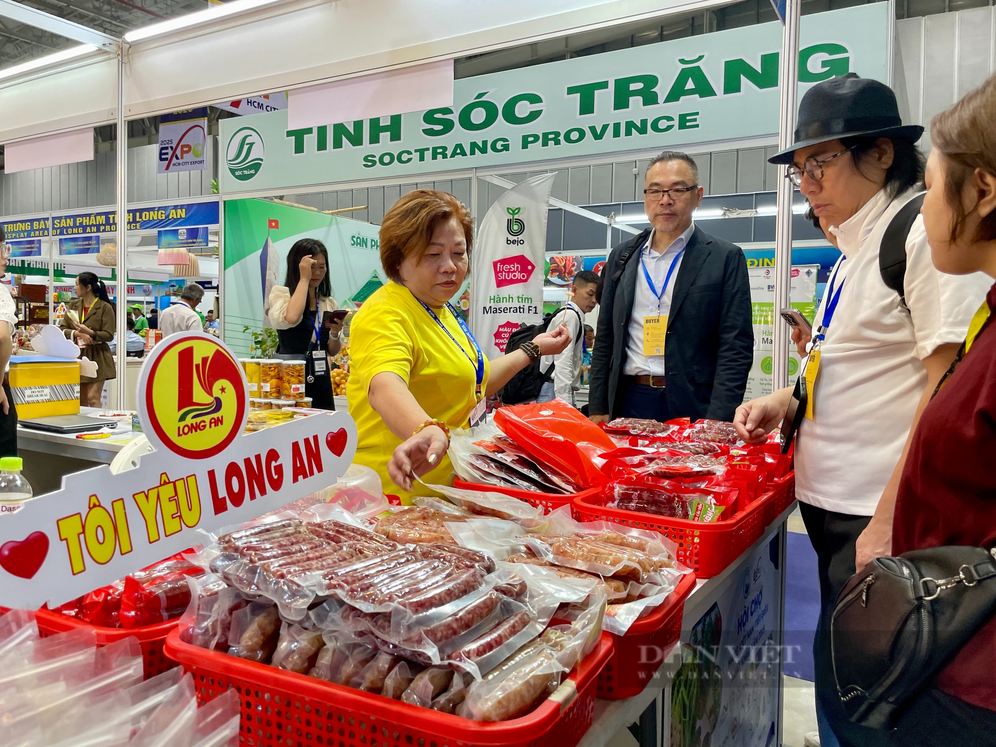 Nông dân mang đặc sản quê mình đến TP.HCM, bán được nhiều cho khách quốc tế - Ảnh 1.