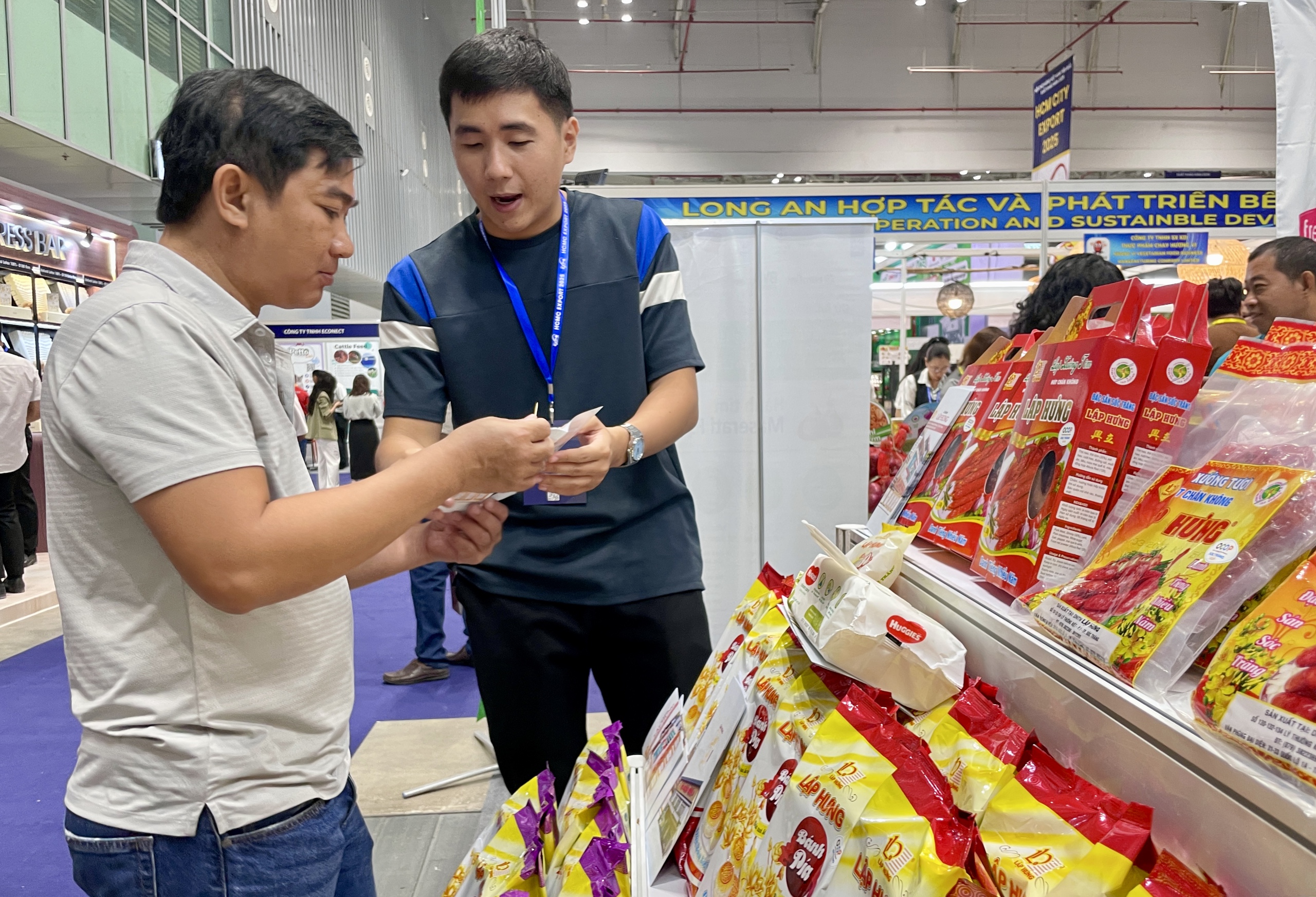 Nông dân mang đặc sản quê mình đến TP.HCM, bán được nhiều cho khách quốc tế - Ảnh 3.