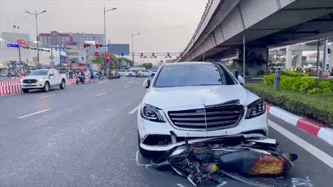 TPHCM: Nữ tài xế Mercedes mất lái, tông hàng loạt xe máy
