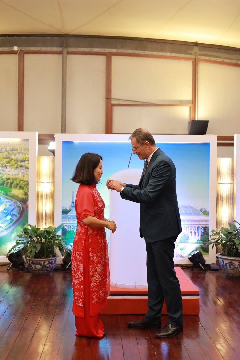 Nữ tiến sĩ Trường ĐH Kiến trúc Hà Nội nhận huân chương Cành cọ hàn lâm Pháp - 1 Nữ tiến sĩ Trường ĐH Kiến trúc Hà Nội nhận huân chương Cành cọ hàn lâm Pháp - 1