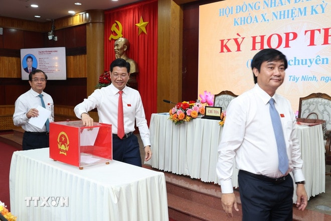 Các đại biểu bỏ phiếu bầu Chủ tịch Hội đồng Nhân dân tỉnh Tây Ninh khóa X, nhiệm kỳ 2021-2026. (Ảnh: Thanh Tân/TTXVN) ttxvn-tay-ninh-2.jpg