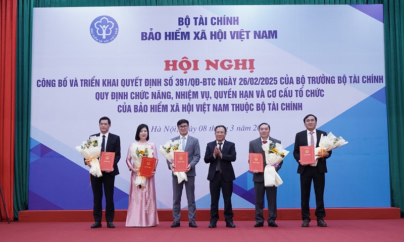 Ông Nguyễn Ngọc Huyến (ngoài cùng bên trái) nhận Quyết định điều động, bổ nhiệm Giám đốc BHXH khu vực I