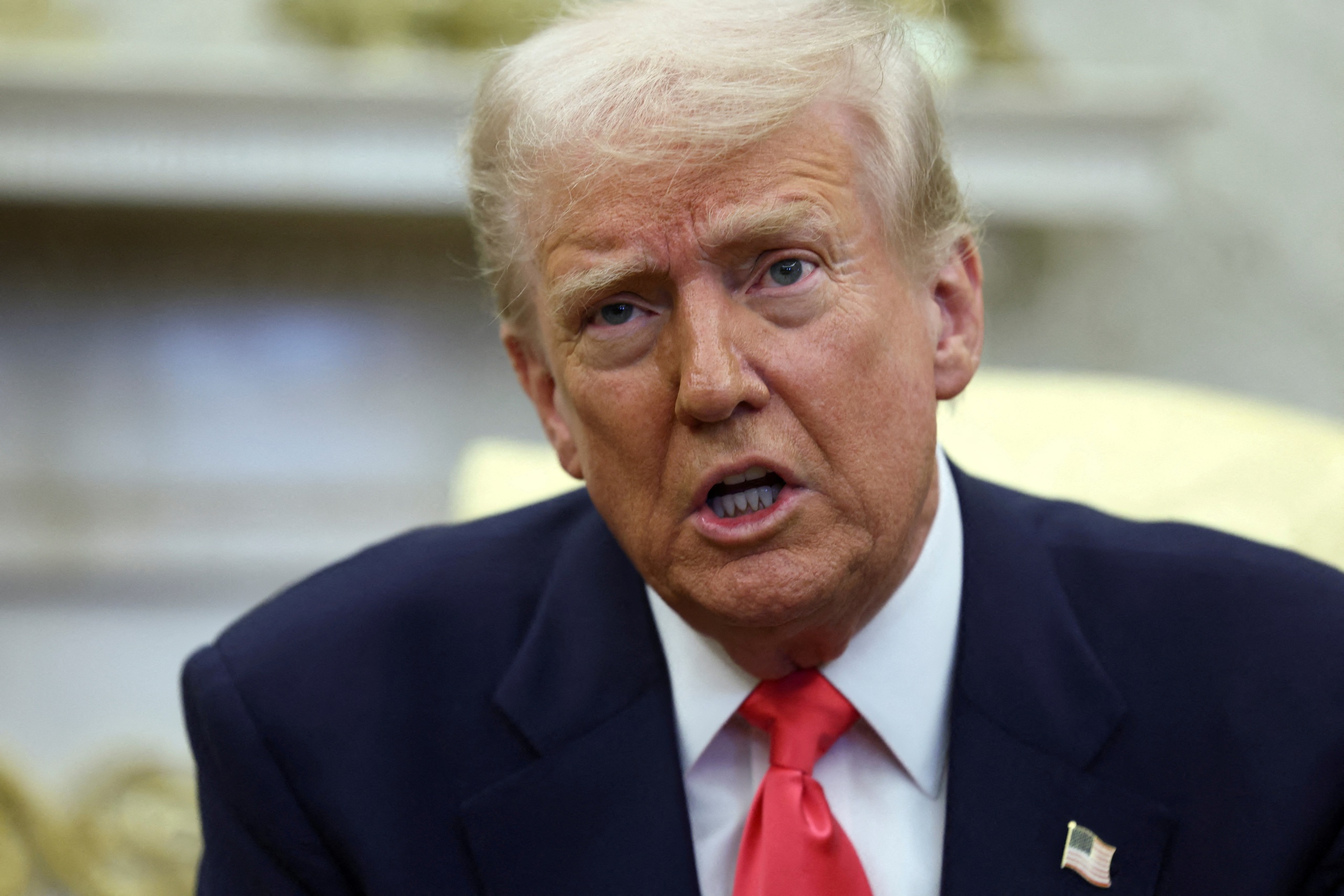 Ông Trump dọa đánh thuế 200% với rượu châu Âu - Ảnh 1. Ông Trump dọa đánh thuế 200% với rượu châu Âu - Ảnh 1.