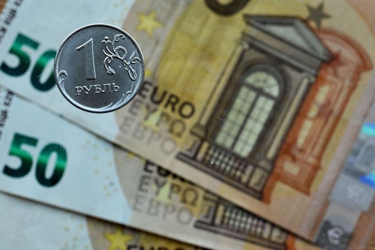 Sự sụt giảm giá trị ban đầu của đồng Ruble nhanh chóng đảo ngược sau khi chính phủ nước này hạn chế giao dịch tiền tệ. (Nguồn: Getty Images)