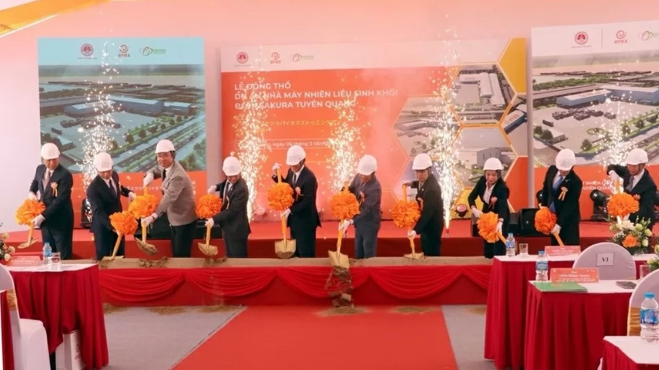 Thực hiện nghi thức động thổ công trình nhà máy nhiên liệu sinh khối Erex Sakura Tuyên Quang. Ảnh: Baoquocte