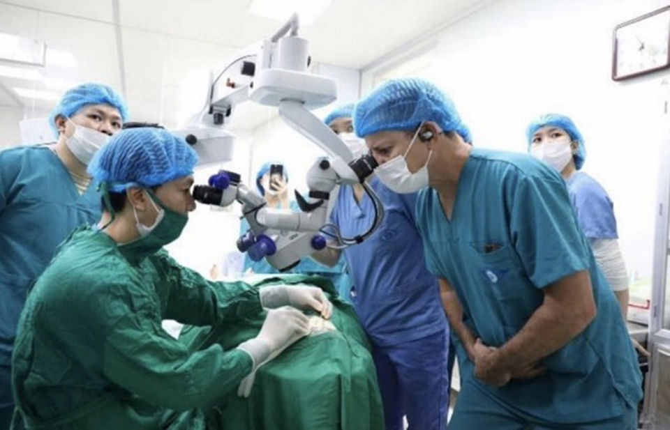 Bệnh viện Mắt Hà Nội ứng dụng nhiều kỹ thuật mới trong phẫu thuật các bệnh về mắt.