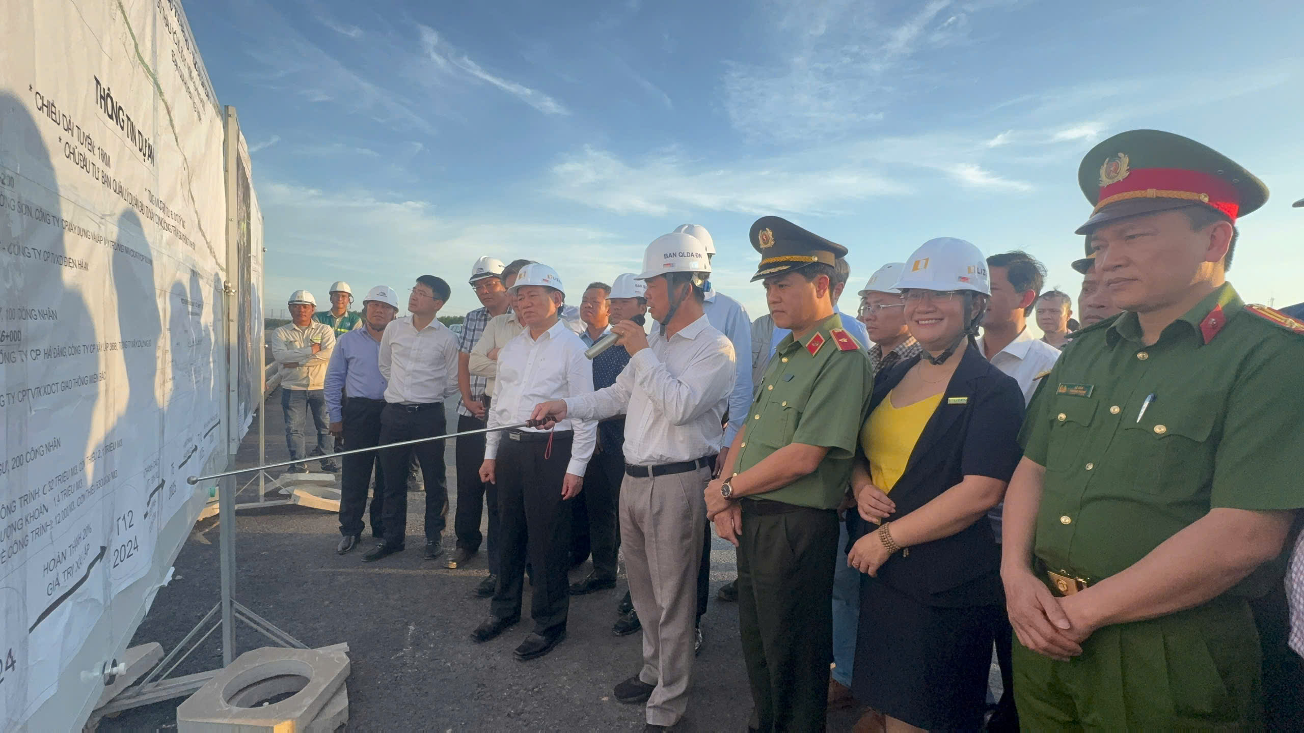 Phó Thủ tướng Hồ Đức Phớc thị sát 2 dự án cao tốc qua Đồng Nai- Ảnh 1. Phó Thủ tướng Hồ Đức Phớc thị sát 2 dự án cao tốc qua Đồng Nai- Ảnh 1.