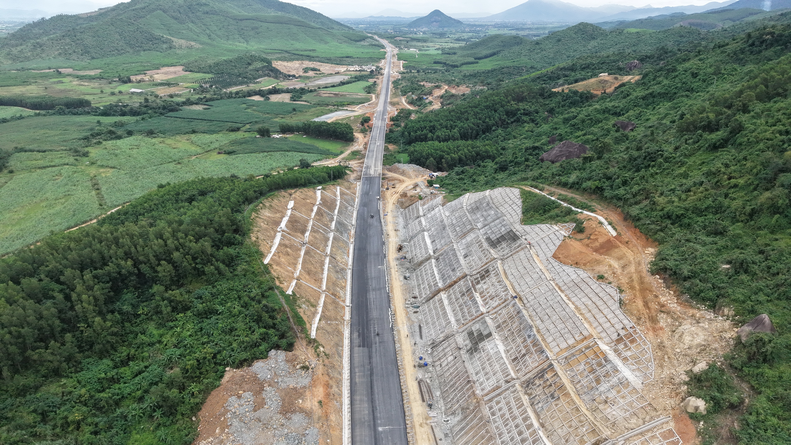 Phó Thủ tướng Lê Thành Long kiểm tra các dự án cao tốc ở Khánh Hòa- Ảnh 1.