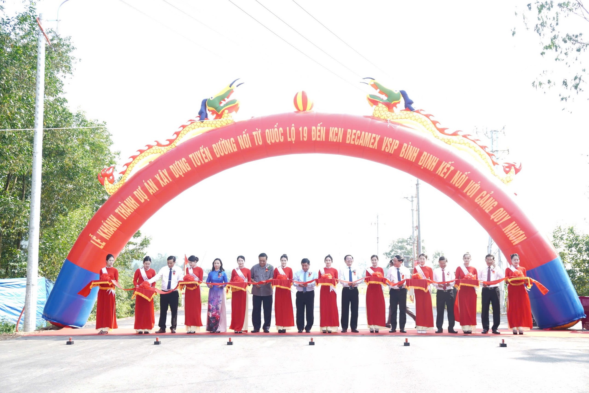 Phó Thủ tướng Nguyễn Chí Dũng dự khánh thành 2 công trình gần 1.800 tỉ ở Bình Định- Ảnh 4. Phó Thủ tướng Nguyễn Chí Dũng dự khánh thành 2 công trình gần 1.800 tỉ ở Bình Định- Ảnh 4.