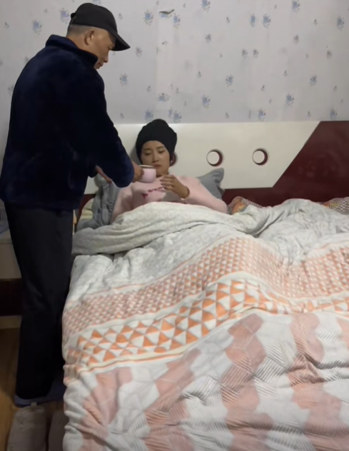 Phóng to hết mức cảnh bố chồng nửa đêm vào phòng con dâu, người chồng lập tức gọi điện về nhà rồi bật khóc- Ảnh 1. Phóng to hết mức cảnh bố chồng nửa đêm vào phòng con dâu, người chồng lập tức gọi điện về nhà rồi bật khóc- Ảnh 1.