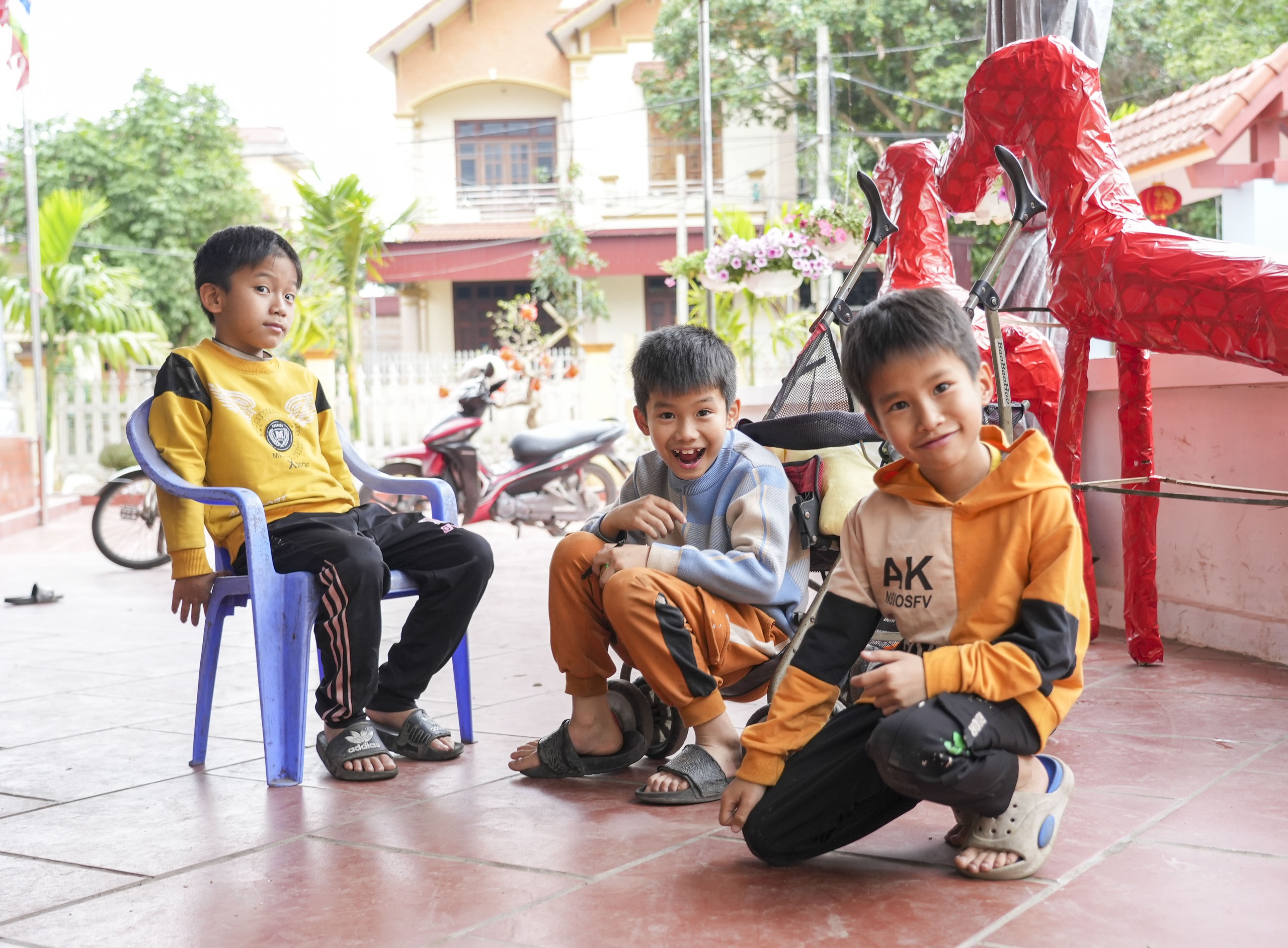 Phụ huynh nông thôn mừng vui trước quyết định miễn toàn bộ học phí cho toàn bộ học sinh công lập- Ảnh 3. Phụ huynh nông thôn mừng vui trước quyết định miễn toàn bộ học phí cho toàn bộ học sinh công lập- Ảnh 3.