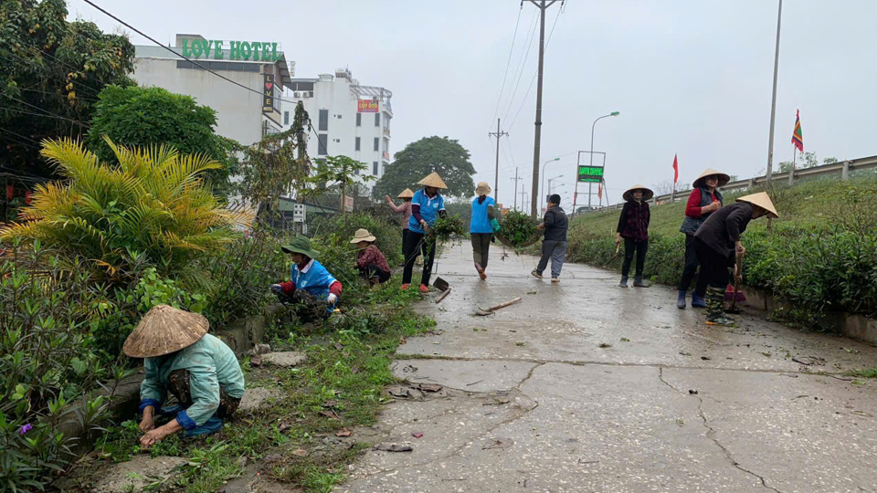 Phụ nữ quận Bắc Từ Liêm ra quân tổng vệ sinh môi trường và trang trí các đoạn đường chuẩn bị lễ hội sáng ngày 2/3