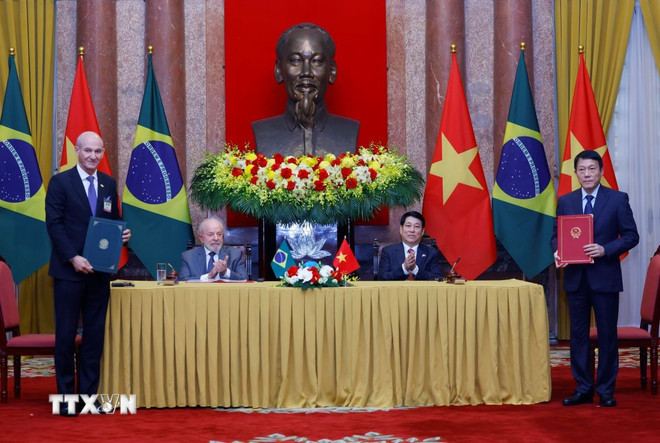 Chủ tịch nước Lương Cường và Tổng thống Cộng hòa Liên bang Brazil Luiz Inácio Lula da Silva chứng kiến lễ trao Hiệp định cùng trao đổi và bảo vệ thông tin mật. (Ảnh: Lâm Khánh/TTXVN)