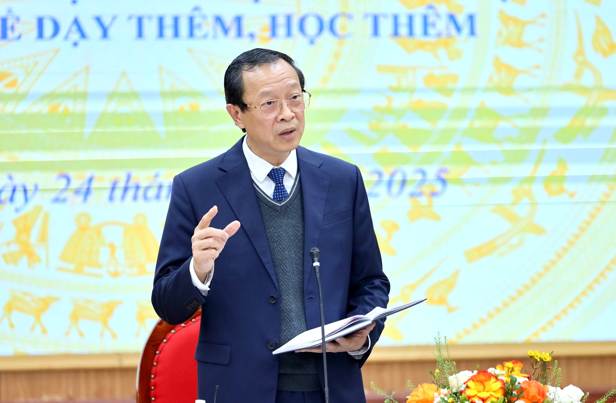 Bộ GD-ĐT: Ra đề thi vào lớp 10 không gây áp lực học thêm - Ảnh 1.