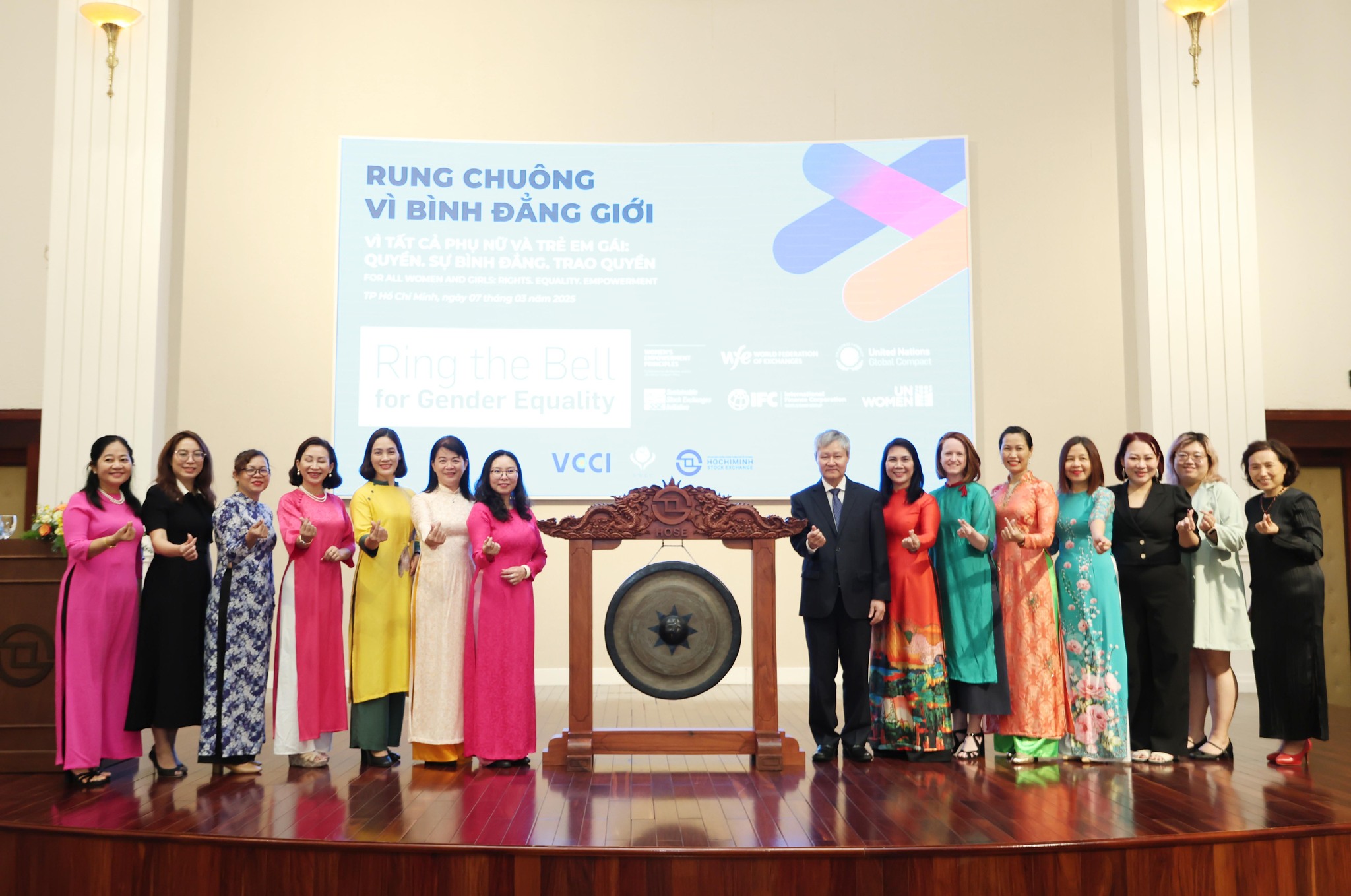 Rung chuông thúc đẩy bình đẳng giới và trao quyền cho phụ nữ trong kinh doanh- Ảnh 1. Rung chuông thúc đẩy bình đẳng giới và trao quyền cho phụ nữ trong kinh doanh- Ảnh 1.
