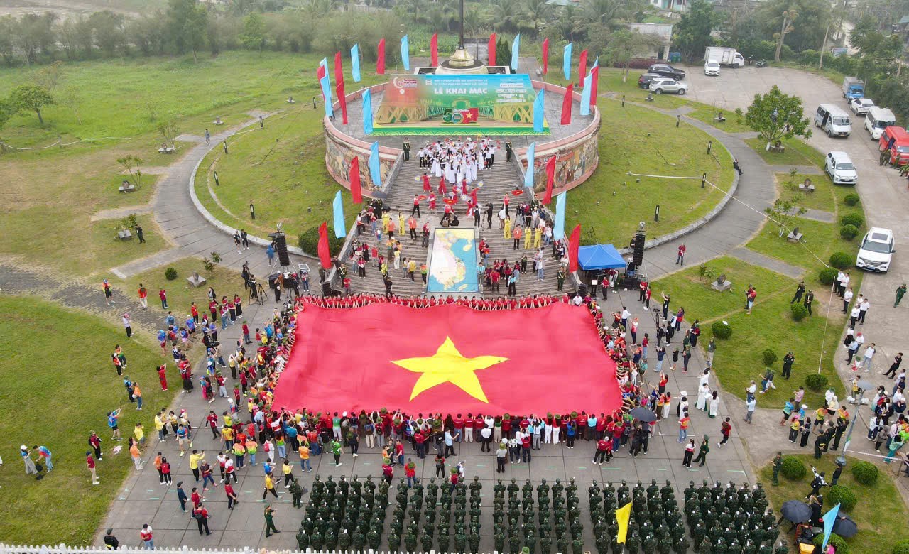 Sao điền kinh Việt Nam dâng trào cảm xúc tại lễ thượng cờ giải Tiền Phong Marathon- Ảnh 1. Sao điền kinh Việt Nam dâng trào cảm xúc tại lễ thượng cờ giải Tiền Phong Marathon- Ảnh 1.