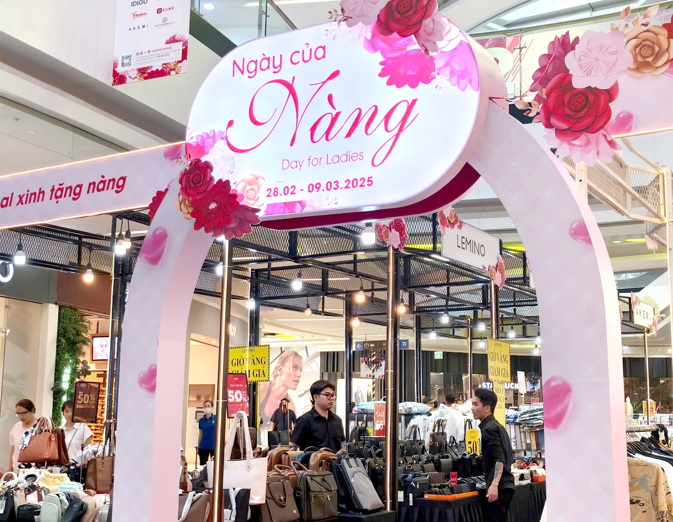 Doanh nghiệp giảm giá kích cầu 8-3 - Ảnh 1. Doanh nghiệp giảm giá kích cầu 8-3 - Ảnh 1.