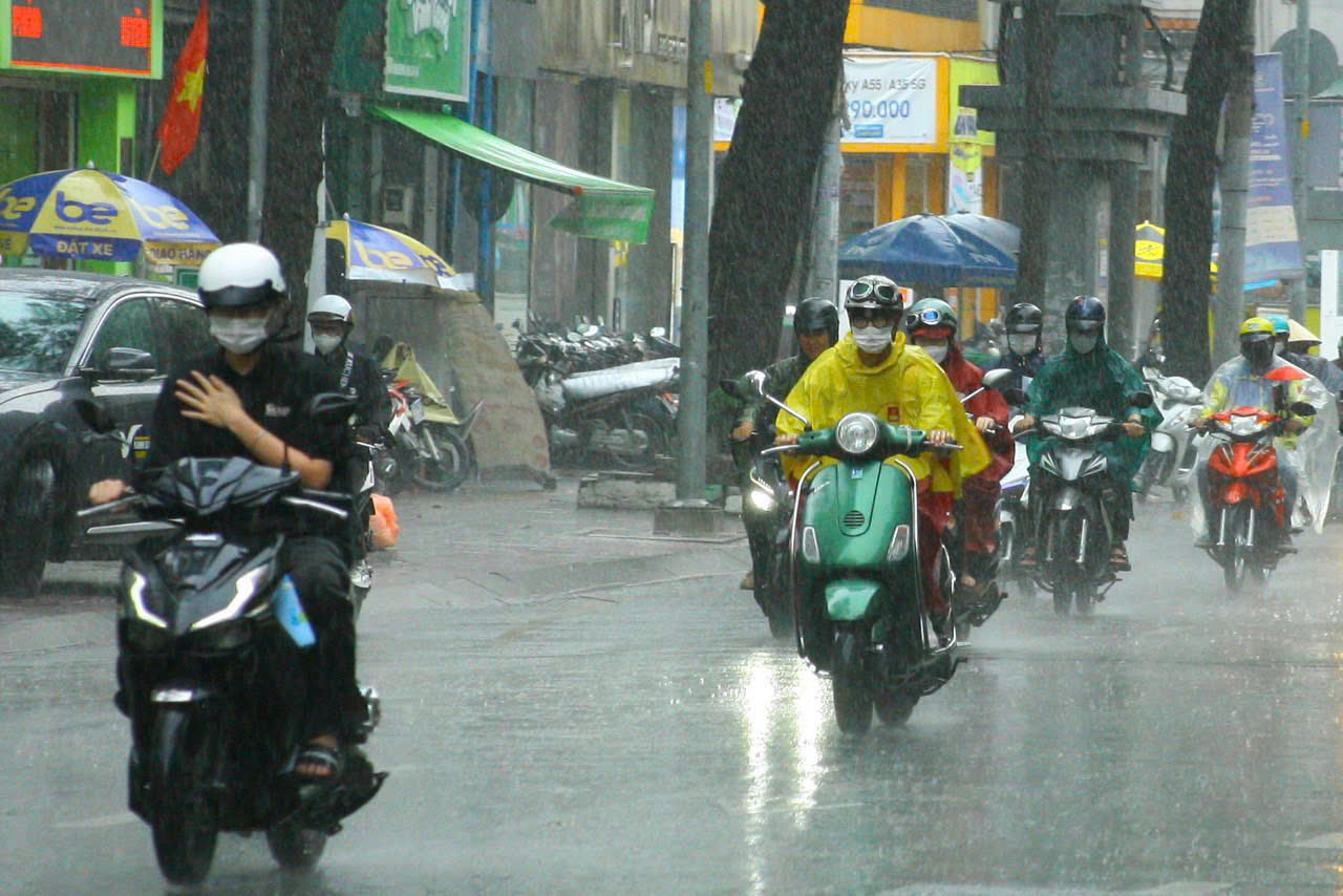 TP HCM sắp đón đợt mưa trái mùa giải nhiệt- Ảnh 1. TP HCM sắp đón đợt mưa trái mùa giải nhiệt- Ảnh 1.
