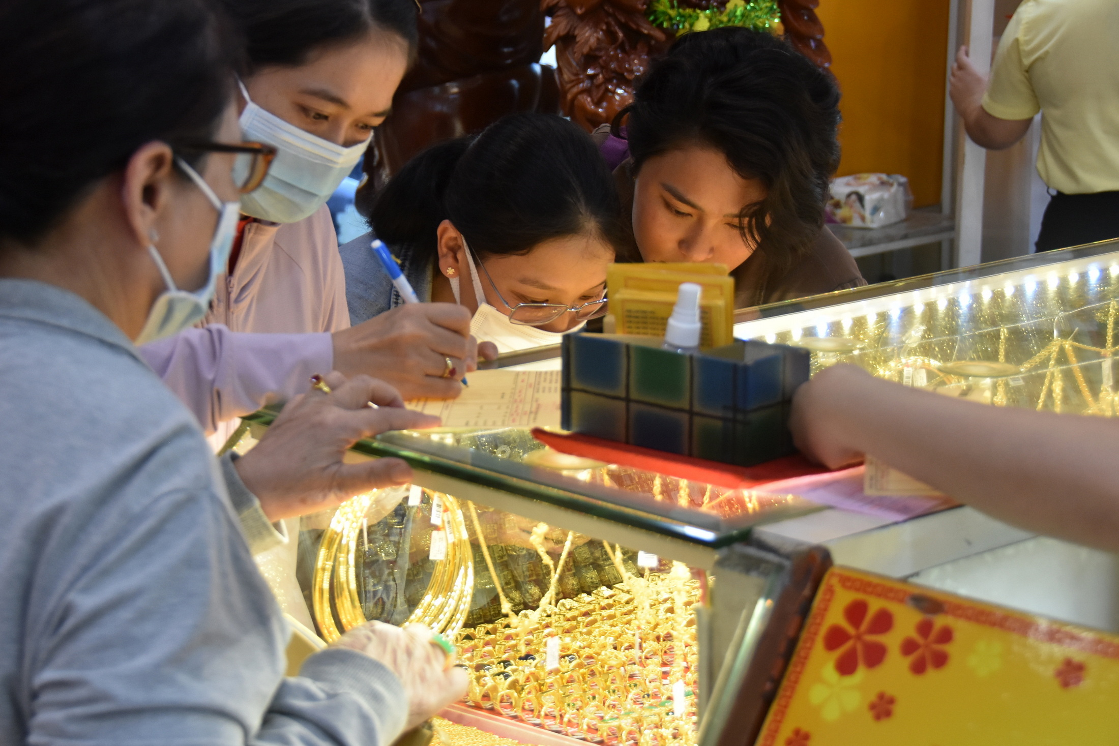 Giá vàng hôm nay, 27-3: Tăng mạnh rồi lao xuống- Ảnh 1. Giá vàng hôm nay, 27-3: Tăng mạnh rồi lao xuống- Ảnh 1.