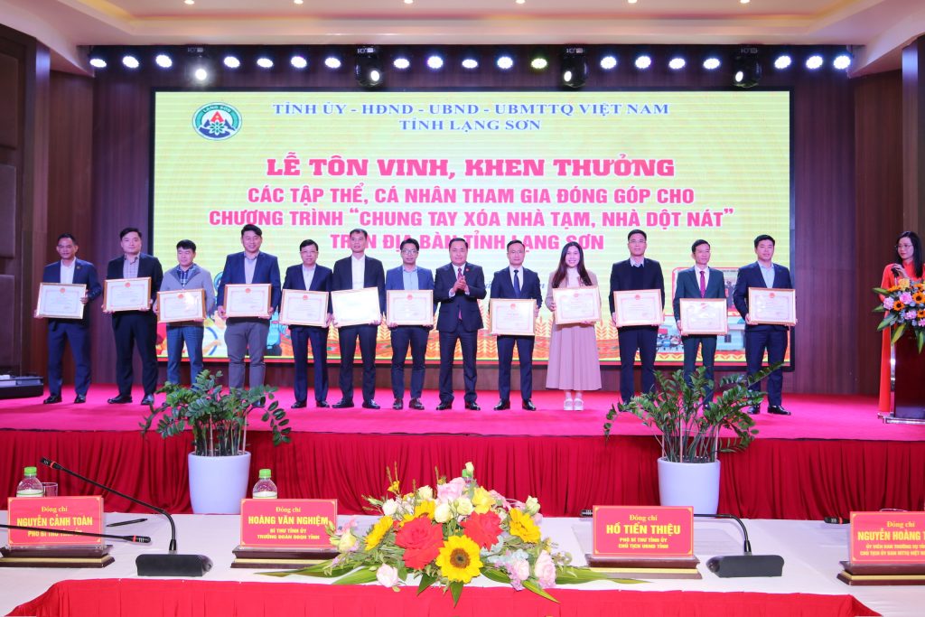 Tập đoàn nhận bằng khen về đóng góp cho phong trào “xóa nhà tạm, nhà dột nát” tại Lạng Sơn Tập đoàn nhận bằng khen về đóng góp cho phong trào “xóa nhà tạm, nhà dột nát” tại Lạng Sơn