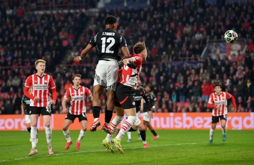 Thắng đậm PSV Eindhoven 7-1, Arsenal lập cú đúp kỷ lục ấn tượng - 1