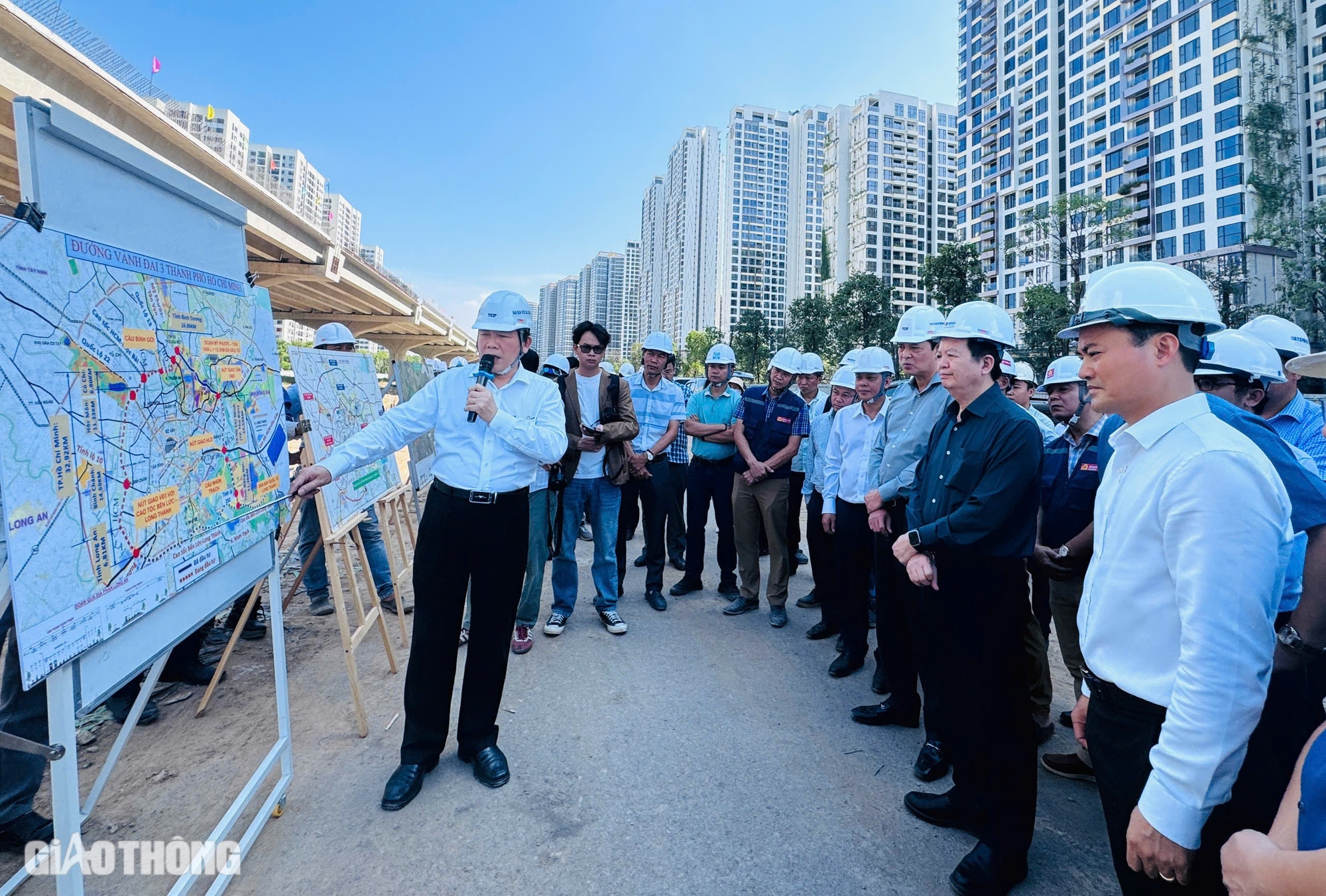 Phó thủ tướng: Tháo gỡ nhanh vướng mắc mặt bằng, nguồn vật liệu dự án Vành đai 3 TP.HCM- Ảnh 1. Phó thủ tướng: Tháo gỡ nhanh vướng mắc mặt bằng, nguồn vật liệu dự án Vành đai 3 TP.HCM- Ảnh 1.