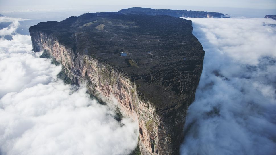 Núi Roraima: 'Thế giới đã mất' bị cô lập hàng triệu năm mà người bản địa gọi là 'nhà của các vị thần'- Ảnh 1. Núi Roraima: 'Thế giới đã mất' bị cô lập hàng triệu năm mà người bản địa gọi là 'nhà của các vị thần'- Ảnh 1.