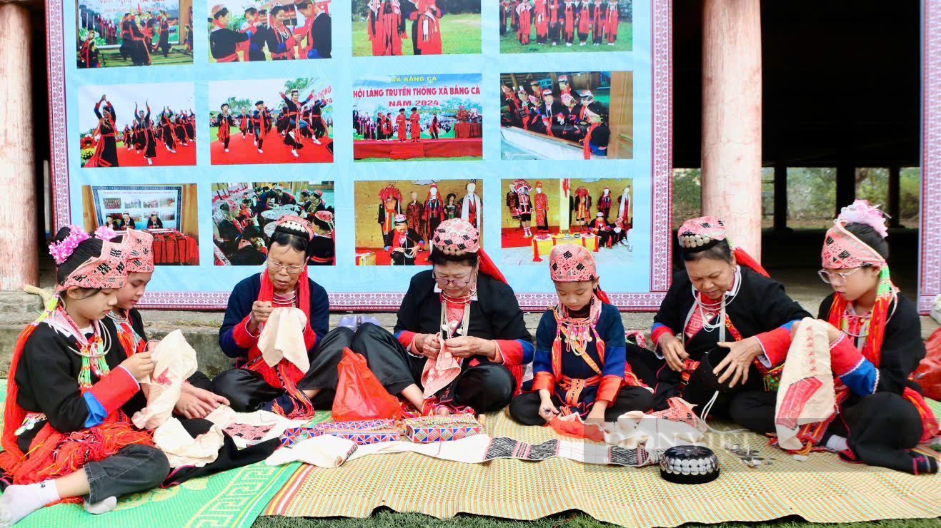 “Cô giáo” truyền dạy thêu trang phục truyền thống Dao Thanh Y- Ảnh 1. “Cô giáo” truyền dạy thêu trang phục truyền thống Dao Thanh Y- Ảnh 1.