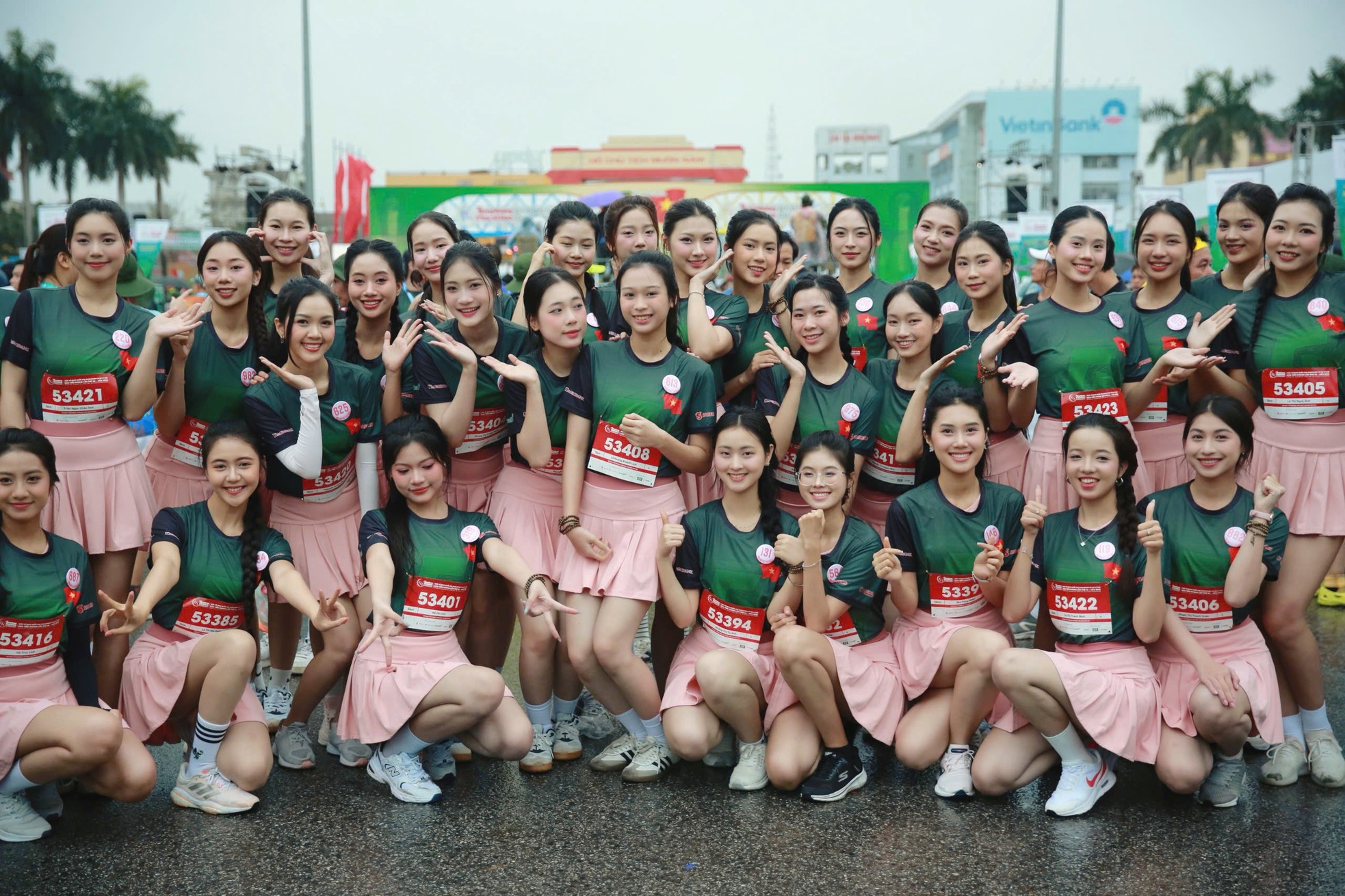 Thí sinh Hoa hậu Việt Nam rạng ngời trên đường chạy Tiền Phong Marathon ở Quảng Trị ảnh 1