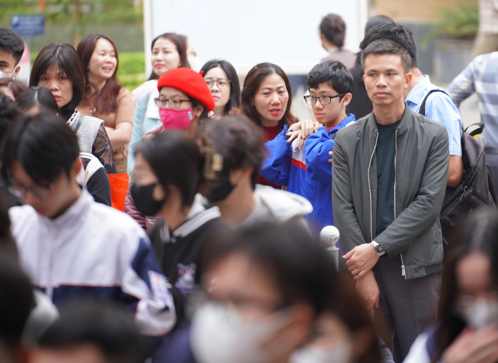 Thí sinh khăn gói dự thi V-SAT đánh giá đầu vào đại học đầu tiên năm 2025 - 1 Thí sinh khăn gói dự thi V-SAT đánh giá đầu vào đại học đầu tiên năm 2025 - 1